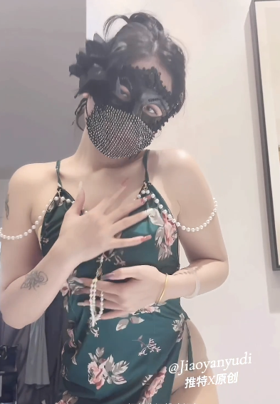 超极品淫妻-寻欢作乐-新 墨绿旗袍淫妻(1V,811M)